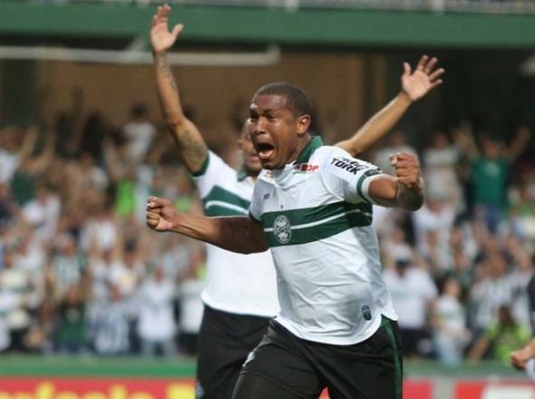 O sexto da lista é Rodrigão, que fez 21 gols pela equipe do Coritiba no ano. O camisa 9 foi afastado do clube no fim de novembro, por ato de indisciplina. O jogador tem vínculo com o Santos