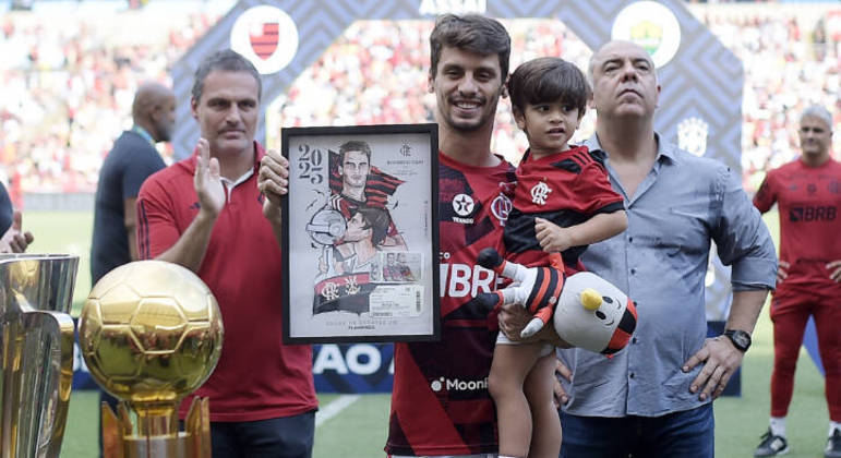 O quadro de Rodrigo Caio registrou um grande momento do jogador no clube carioca: o beijo na taça da Libertadores em 2019