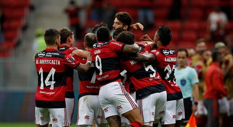 Jogadores do Flamengo comemoram gol na vitória para cima do Defensa y Justicia