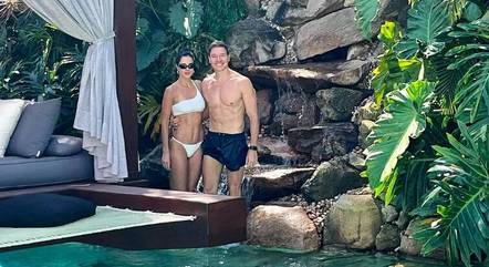 Rodrigo Faro e Vera Viel na praia artificial deles