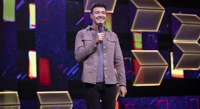 Rodrigo Faro na apresentação do "Canta Comigo Teen"