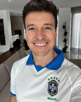 O apresentador Rodrigo Faro escolheu uma camisa do Brasil branca, com detalhes em azul: 