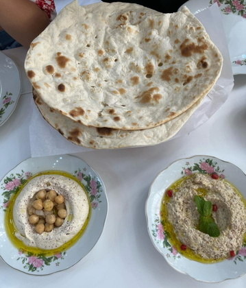 Claro que não poderiam faltar comidas típicas da culinária dos Emirados Árabes. Pelos pratos mostrados por Vera Viel nas redes sociais, aparentemente a família comeu várias delícias