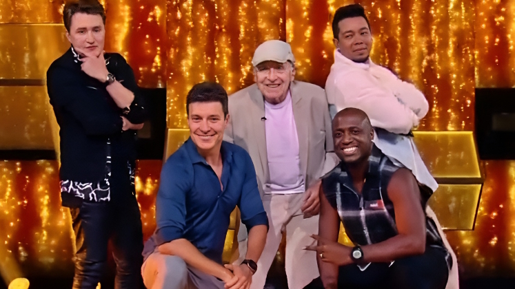 Ele ama um grupo musical! Feliz por Fillipe Dom se classificar na final, o apresentador se reuniu com os semifinalistas Peter Michael e Rapha Dantas para uma brincadeira. Faro se empolgou e disse: 