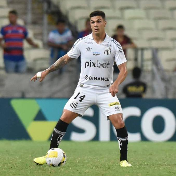 Rodrigo Fernández, do Santos, em jogo na Arena Castelão, em Fortaleza