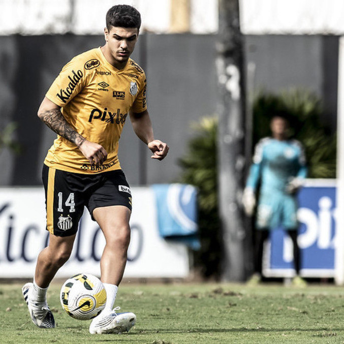 Rodrigo Fernández é baixa no Santos para duelo com o Athletico-PR