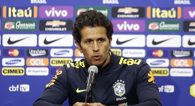 Médico da seleção brasileira, Rodrigo Lasmar operou Neymar neste sábado (3)