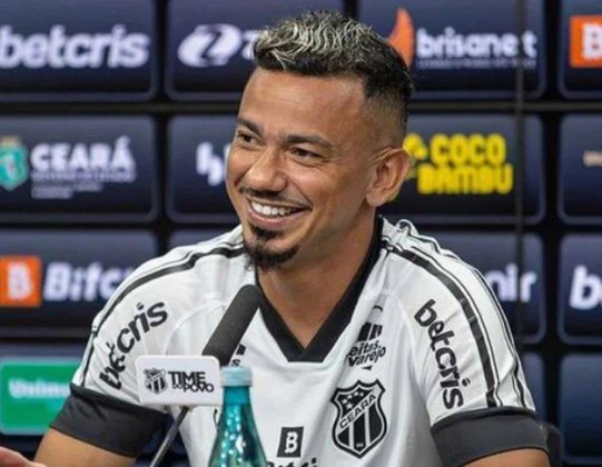 Rodrigo Lindoso, meio-campista de 32 anos, pertence ao Internacional e tem contrato até o final do ano. O jogador está emprestado ao Ceará e o vínculo acaba no final desta temporada.