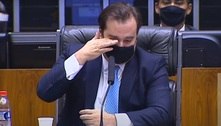 Maia chora em discurso de despedida e é aplaudido de pé