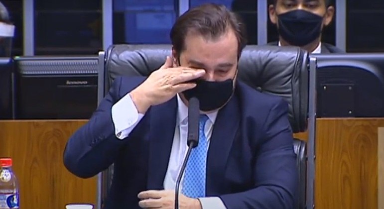 Rodrigo Maia chora em seu último discurso como presidente da Câmara