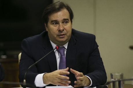 Rodrigo Maia muda agenda e permanece em Brasília