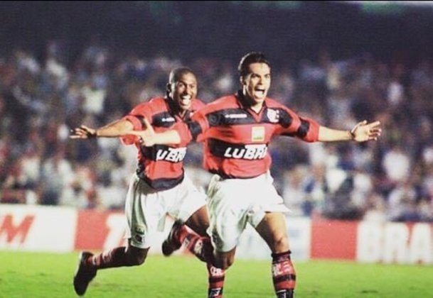 Rodrigo Mendes - Campeonato Carioca 1999 -Na final do Carioca de 1999, Rodrigo Mendes marcou de falta na vitória por 1 a 0 contra o Vasco da Gama, que garantiu o título rubro-negro.