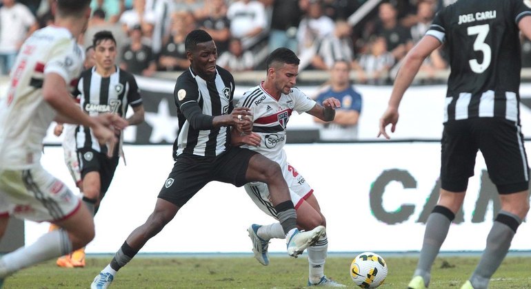 Rodrigo Nestor e Calleri em partida pelo São Paulo contra o Botafogo