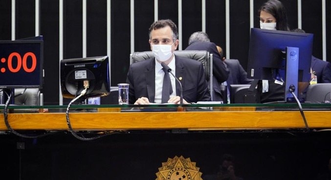 O presidente do Senado, Rodrigo Pacheco, preside sessão sobre orçamento no Congresso