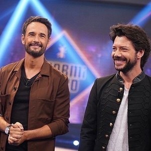 Rodrigo Santoro e o "professor" Álvaro Morte em "Sem Limites"
