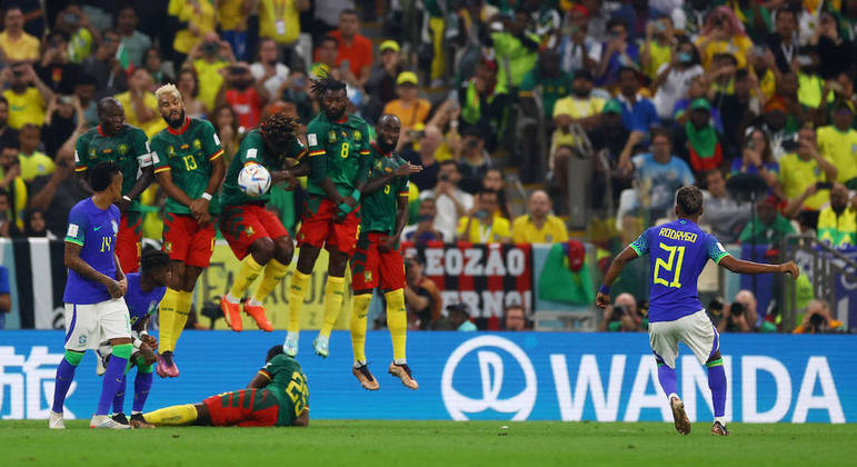 Rodrygo cobrou falta, mas a bola ficou na barreira na derrota do Brasil para Camarões
