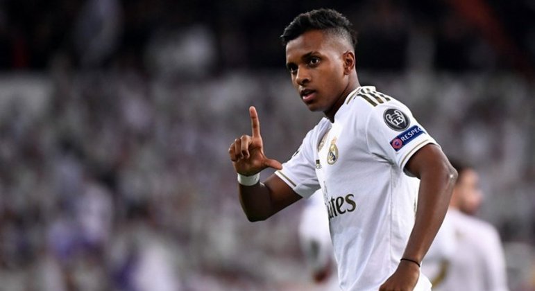 Rodrygo é reserva no Real Madrid, mas entra com certa frequência. Todo o talento do atacante brasileiro chama atenção de oitors clubes. De acordo com o jornal "The Sun", o Liverpool fez uma proposta de 51 milhões de libras (R$ 387,1 milhões) pelo jogador.
