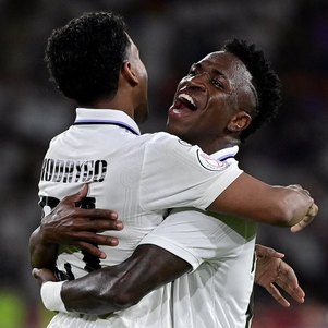 Rodrygo comemora um de seus gols com Vini Jr., seu parceiro de ataque do Real Madrid, na final da Copa do Rei