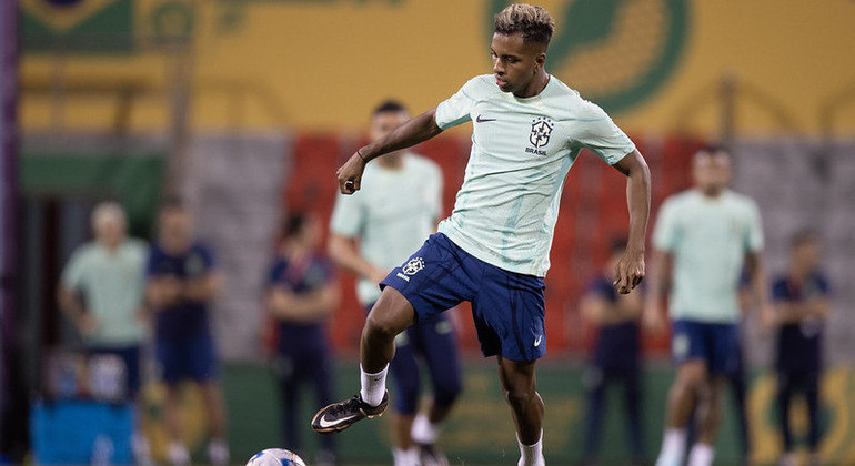 Rodrygo deve ganhar a vaga de Neymar no ataque da seleção brasileira