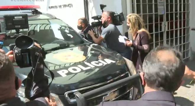 Carro levando o ex-médico Roger Abdelmassih de volta à prisão
