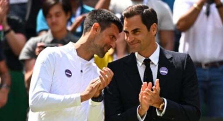 Roger Federer em cerimônia em Wimbledon com Djokovic