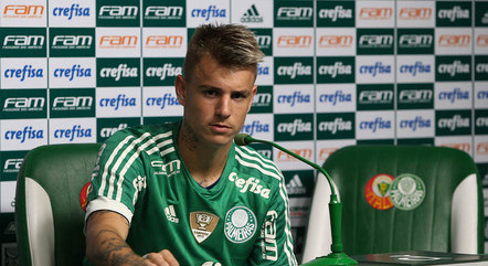 Róger Guedes ao ser apresentado no Palmeiras, em 2016