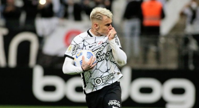 Róger Guedes beijando o escudo do Corinthians. Deixa o clube antes da semifinal da Copa do Brasil