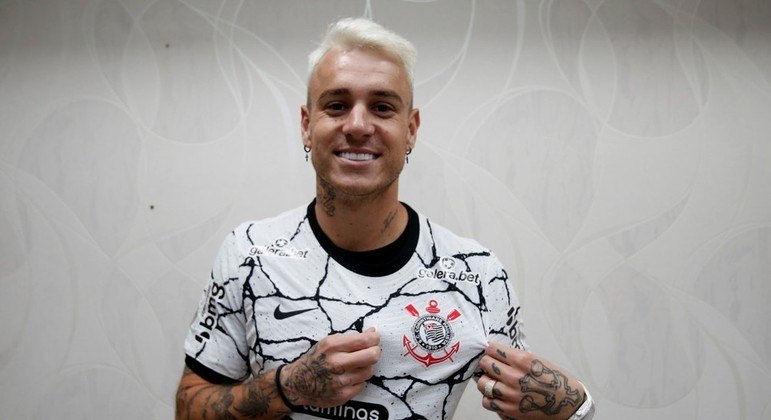 Roger Guedes chega para ser estrela do clube. Oito meses de sondagens e negociações