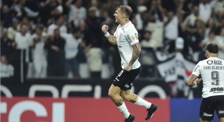 Depois de oito partidas, o Corinthians reaprendeu a vencer. Róger Guedes marcou os dois gols