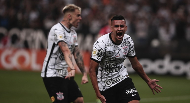 Cantillo comemora o gol que deu a vitória ao Corinthians sobre o Fortaleza