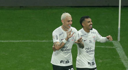 Róger Guedes comemora um dos dois gols sobre o Fluminense