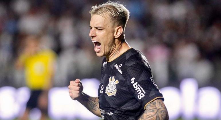 Róger Guedes vibra ao marcar o gol corintiano na Vila Belmiro na noite deste sábado