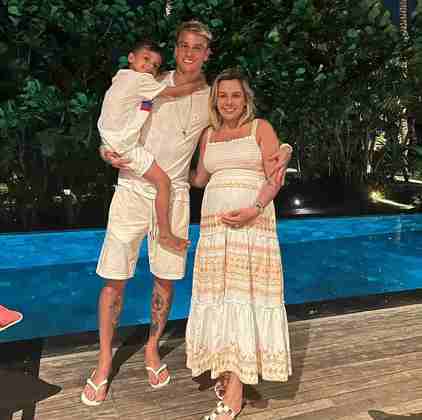 Roger Guedes, do Corinthians, postou foto com a esposa grávida e com seu filho. 