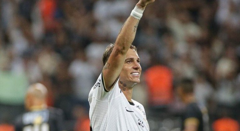 Róger Guedes marca dois gols em vitória do Corinthians