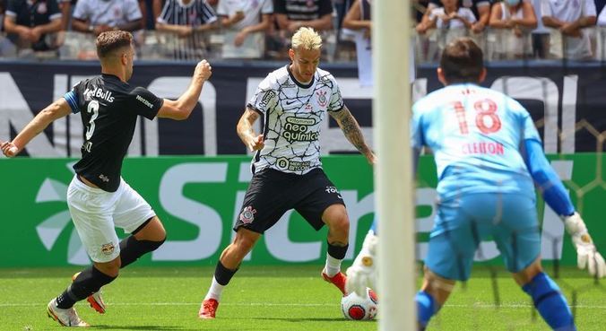 Róger Guedes, do Corinthians, tenta lance em cima da defesa do RB Bragantino
