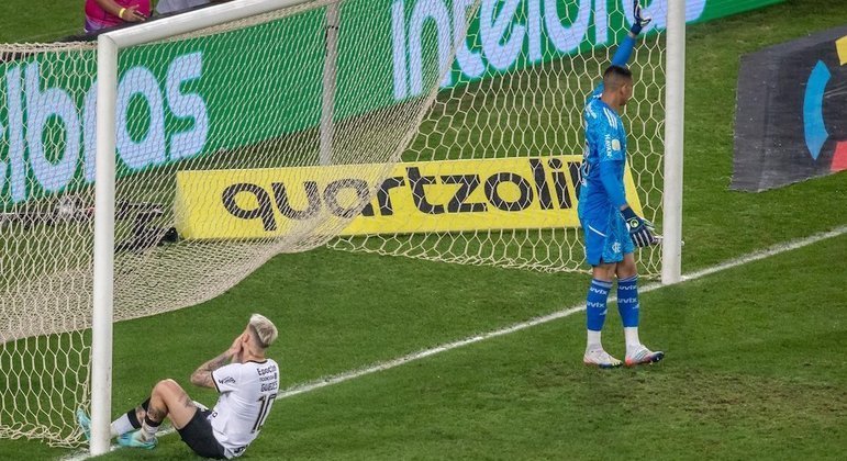 Róger Guedes perdeu um gol embaixo da trave do goleiro Santos