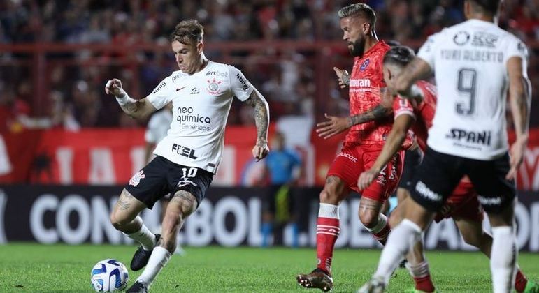 Róger Guedes tenta escapar da marcação do Argentinos Juniors