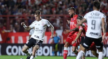 Róger Guedes tenta escapar da marcação do Argentinos Juniors