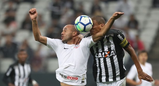 A camisa do Corinthians com o espaço vazio do patrocinador master