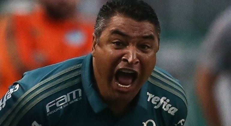Roger Machado teve 'vida curta' no Palmeiras. Há muito questionamento sobre ele no Corinthians