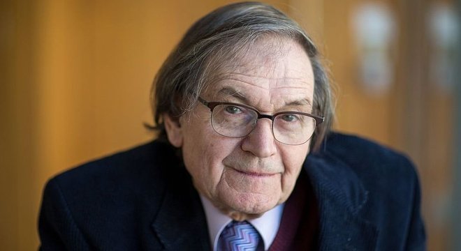  Roger Penrose recebeu o Prêmio Nobel de Física por seu trabalho sobre singularidades 