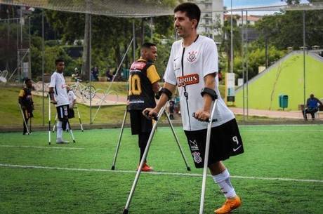 Rogerinho joga futebol desde criança