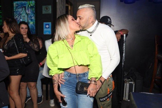 Rolou até um beijão entre os dois, que saíram recentemente do reality show Power Couple Brasil