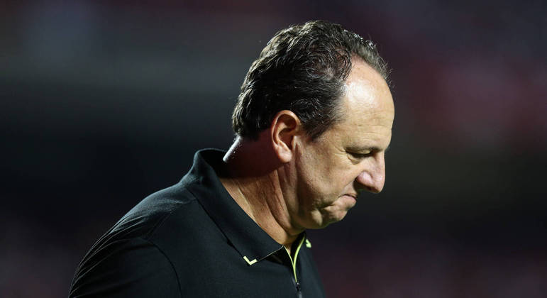 Rogério Ceni paga pelos próprios erros. O maior é o relacionamento hierárquico com os jogadores