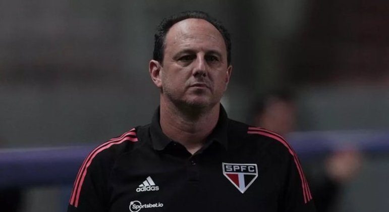 Rogério Ceni, desiludido, sofreu a oitava derrota consecutiva 'sua' para o Flamengo