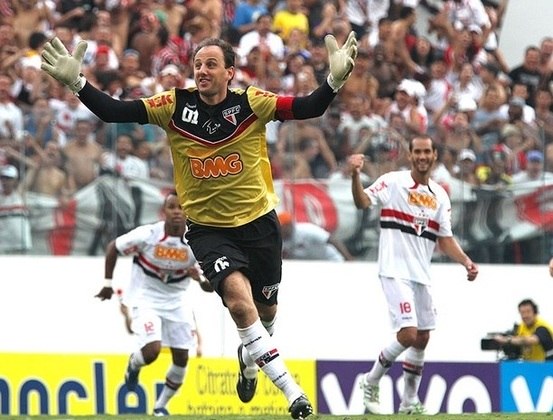 Goleiro Rogério Ceni comemora gol marcado pelo São Paulo