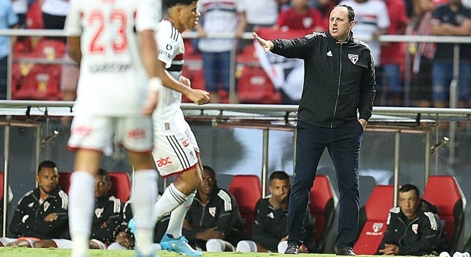 Rogério Ceni orienta jogadores do São Paulo no último clássico Majestoso