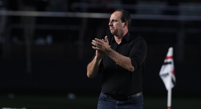 Rogério Ceni estará mais uma vez à beira do gramado contra o Santos