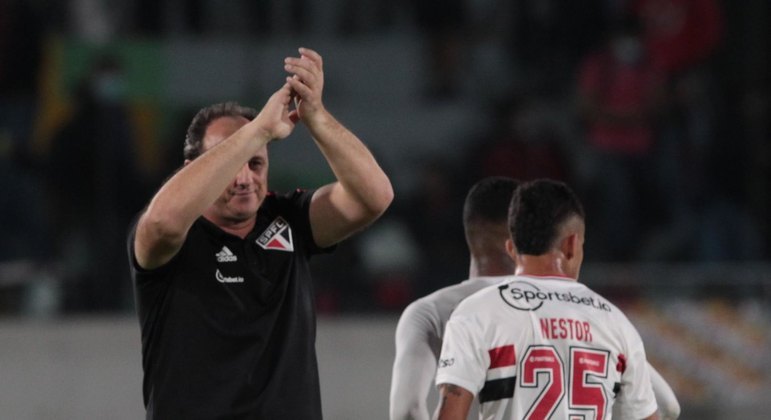 Rogério Ceni comemora vitória do São Paulo com gols de Nestor e Patrick