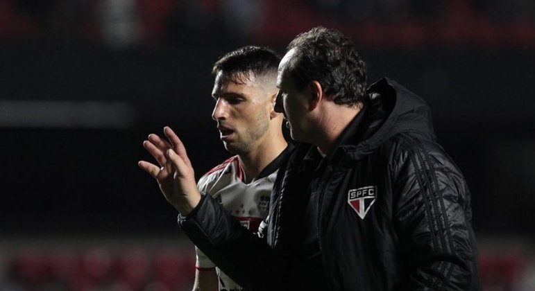 Ceni não está satisfeito com desempenho de Calleri. Quer outro jogador para disputar posição